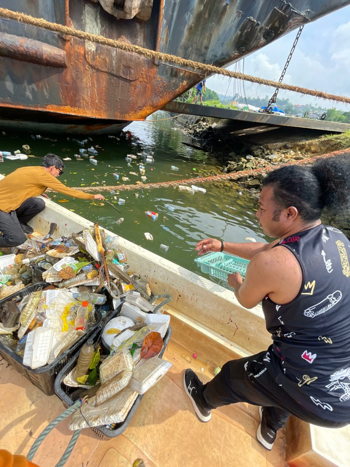 Selain mengerahkan kelompok nelayan, Anggota DPRD Kendari, Mirdan juga turun langsung memungut sampah di teluk