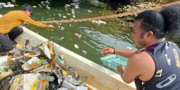 Selain mengerahkan kelompok nelayan, Anggota DPRD Kendari, Mirdan juga turun langsung memungut sampah di teluk