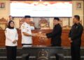 penyerahan dokumen rekomendasi LKPJ, dari Ketua DPRD kepada Bupati Konsel, Irham Kalenggo.