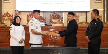penyerahan dokumen rekomendasi LKPJ, dari Ketua DPRD kepada Bupati Konsel, Irham Kalenggo.