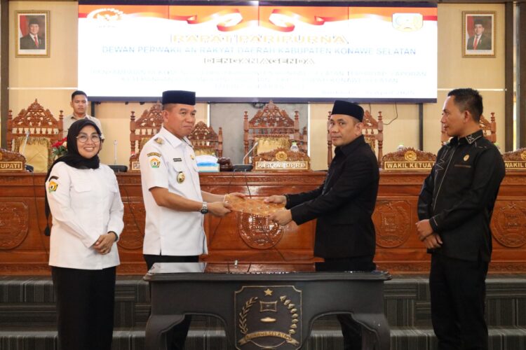 penyerahan dokumen rekomendasi LKPJ, dari Ketua DPRD kepada Bupati Konsel, Irham Kalenggo.