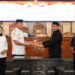 penyerahan dokumen rekomendasi LKPJ, dari Ketua DPRD kepada Bupati Konsel, Irham Kalenggo.