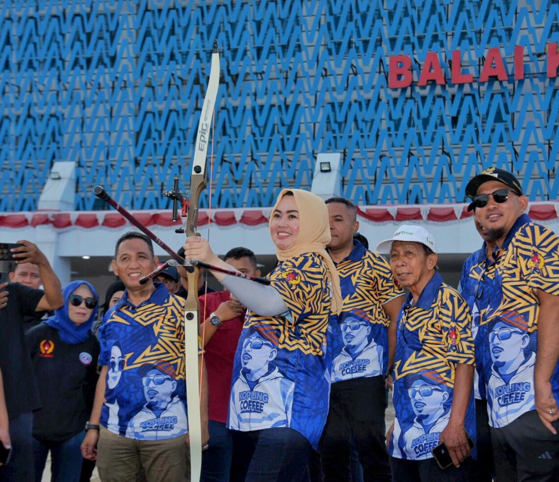 Wali Kota Kendari, Siska Karina Imran didampingi Wakil Wali Kota, Sudirman usai membuka Wali Kota Cup