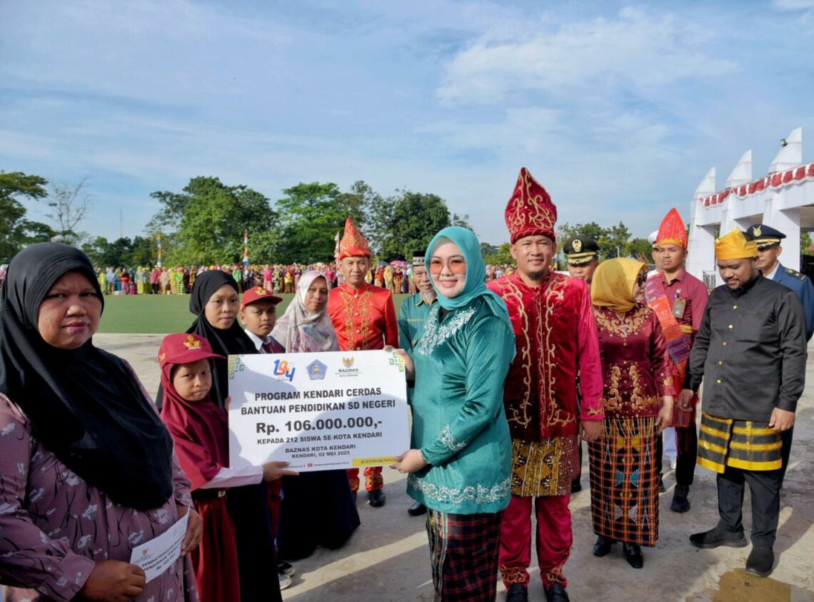Wali Kota Kendari, Siska Karina Imran saat menyerahkan bantuan pendidikan