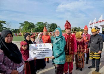 Wali Kota Kendari, Siska Karina Imran saat menyerahkan bantuan pendidikan