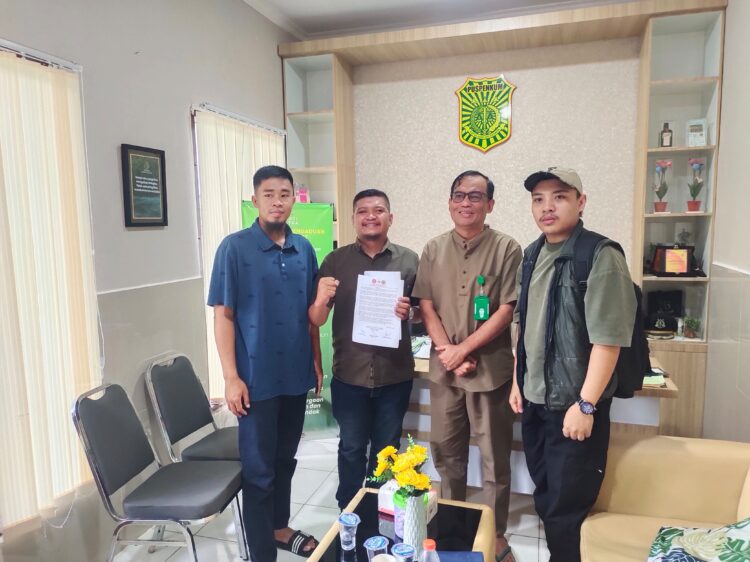 LMC saat melaporkan PT Kasmar ke Kejati Sultra