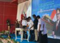 Menkes saat meresmikan gedung tower 3, BLUD RSBG Kolaka dengan penandatanganan prasasti