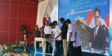 Menkes saat meresmikan gedung tower 3, BLUD RSBG Kolaka dengan penandatanganan prasasti