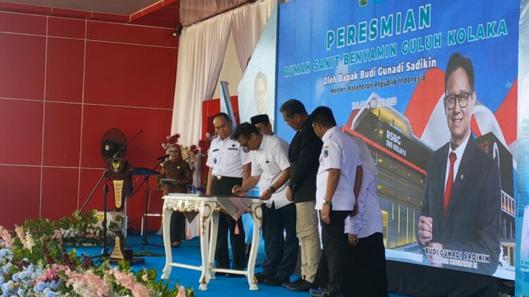 Menkes saat meresmikan gedung tower 3, BLUD RSBG Kolaka dengan penandatanganan prasasti