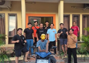Pelaku RE saat diamankan Satreskrim Polres Kolaka bersama barang bukti