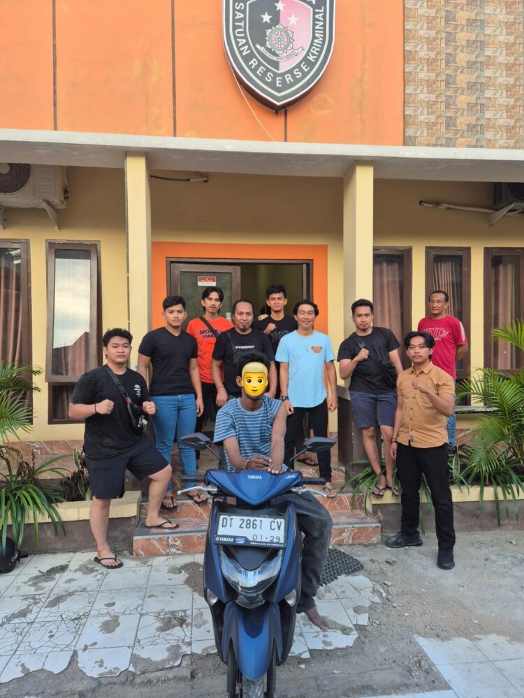 Pelaku RE saat diamankan Satreskrim Polres Kolaka bersama barang bukti