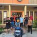 Pelaku RE saat diamankan Satreskrim Polres Kolaka bersama barang bukti