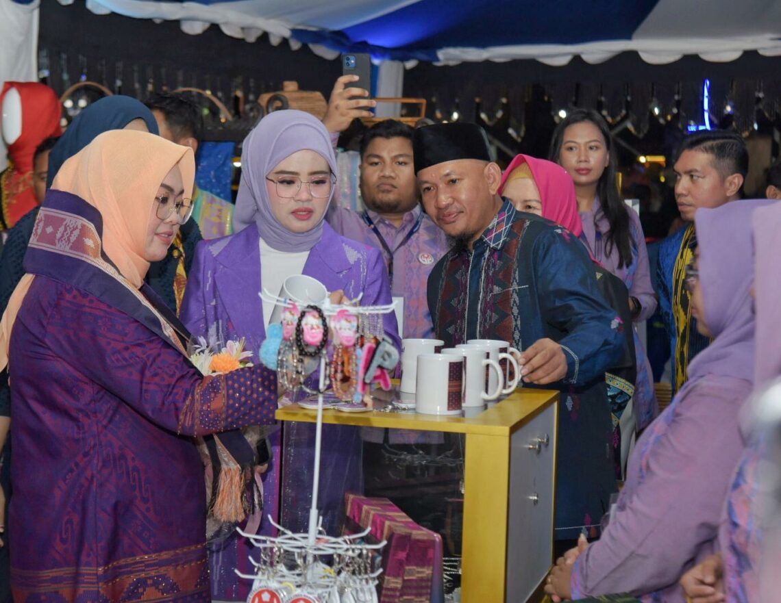 Wali Kota Kendari, Siska Karina Imran bersama Wakil Wali Kota Sudirman, serta Ketua Dekranasda Kendari, Shintya Putri Anawula Sudirman mengunjungi salah satu stan UMKM di Expo IKM HUT Kendari