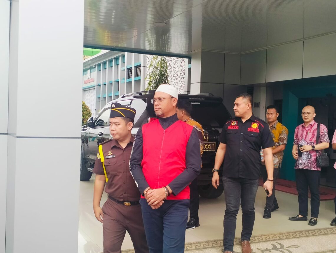 Kepala KUPP Kolaka, Supriadi saat digiring menuju mobil tahanan Kejati Sultra
