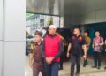 Kepala KUPP Kolaka, Supriadi saat digiring menuju mobil tahanan Kejati Sultra