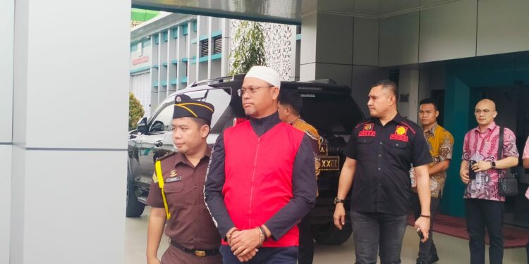 Kepala KUPP Kolaka, Supriadi saat digiring menuju mobil tahanan Kejati Sultra