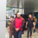 Kepala KUPP Kolaka, Supriadi saat digiring menuju mobil tahanan Kejati Sultra