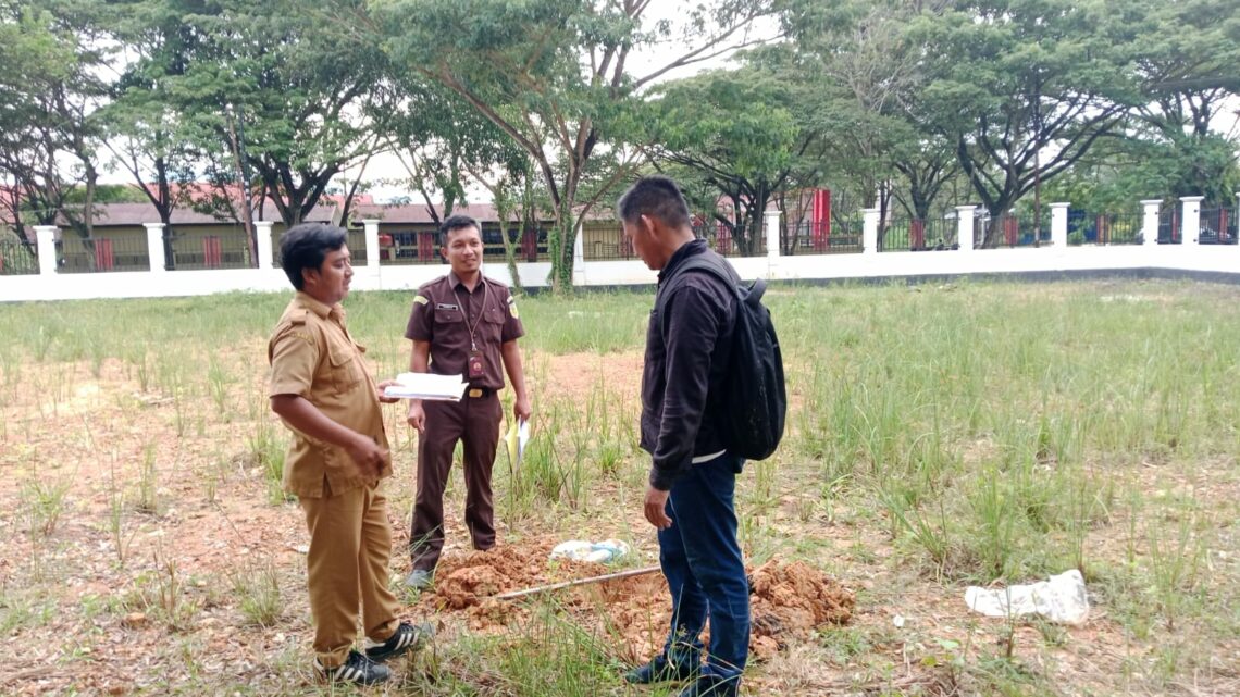 Kejari Konawe bersama Dinas PU melakukan pemeriksaan fisik pembangunan pagar KPU Konawe