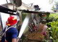 Pemadam saat memadamkan api di rumah yang alami kebakaran di Kelurahan Punggolaka, Kendari