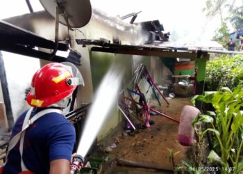 Pemadam saat memadamkan api di rumah yang alami kebakaran di Kelurahan Punggolaka, Kendari
