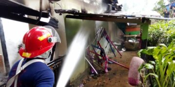 Pemadam saat memadamkan api di rumah yang alami kebakaran di Kelurahan Punggolaka, Kendari