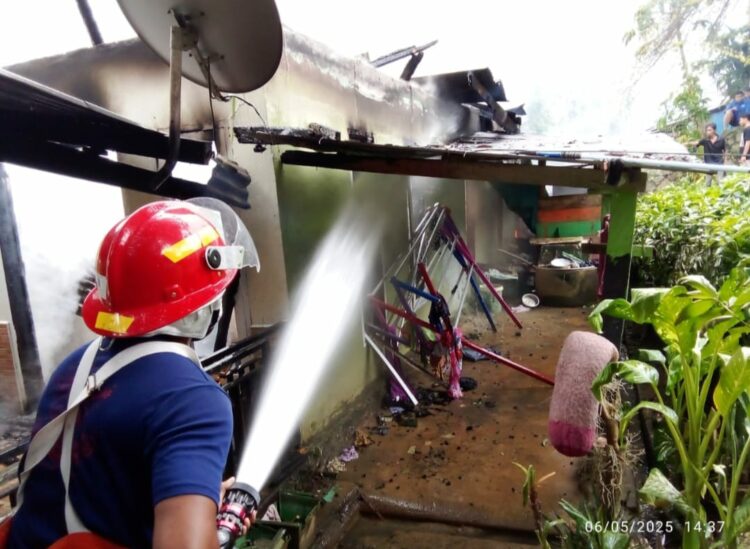 Pemadam saat memadamkan api di rumah yang alami kebakaran di Kelurahan Punggolaka, Kendari