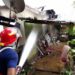 Pemadam saat memadamkan api di rumah yang alami kebakaran di Kelurahan Punggolaka, Kendari