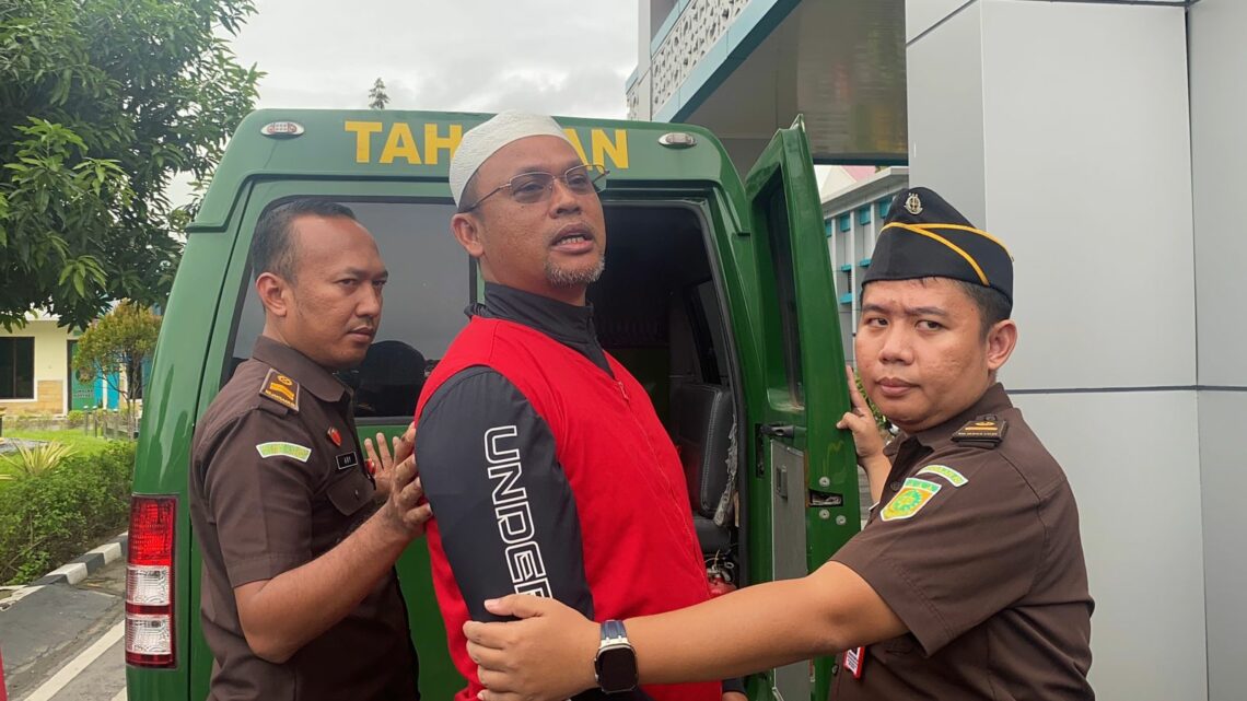 Kepala KUPP Kolaka, Supriadi saat digelandang ke mobil tahanan Kejati Sultra, dan memberikan pernyataan dirinya tak bersalah