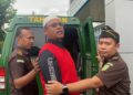 Kepala KUPP Kolaka, Supriadi saat digelandang ke mobil tahanan Kejati Sultra, dan memberikan pernyataan dirinya tak bersalah