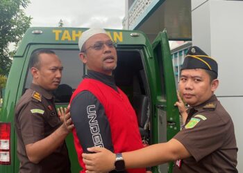 Kepala KUPP Kolaka, Supriadi saat digelandang ke mobil tahanan Kejati Sultra, dan memberikan pernyataan dirinya tak bersalah