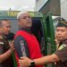 Kepala KUPP Kolaka, Supriadi saat digelandang ke mobil tahanan Kejati Sultra, dan memberikan pernyataan dirinya tak bersalah