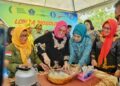 Wali Kota Kendari, Siska Karina Imran saat mengolah makanan khas di Lomba Mosolori Pantai Nambo