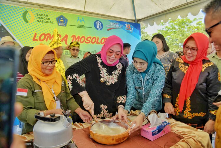 Wali Kota Kendari, Siska Karina Imran saat mengolah makanan khas di Lomba Mosolori Pantai Nambo