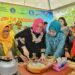 Wali Kota Kendari, Siska Karina Imran saat mengolah makanan khas di Lomba Mosolori Pantai Nambo