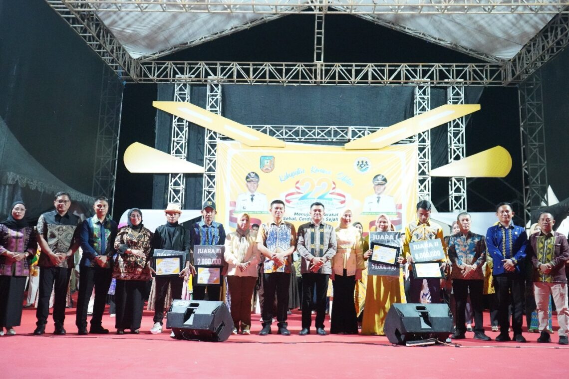 Bupati Konsel, Irham Kalenggo bersama Wakil Bupati, Wahyu Ade Pratama di acara penutupan pameran HUT Konsel