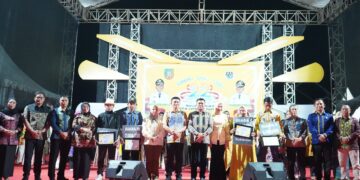 Bupati Konsel, Irham Kalenggo bersama Wakil Bupati, Wahyu Ade Pratama di acara penutupan pameran HUT Konsel