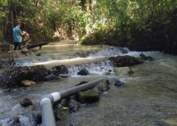 Salah satu pipa air minum yang dikeluhkan warga Tirawonua, Konawe yang dibiarkan tergeletak di permukaan air