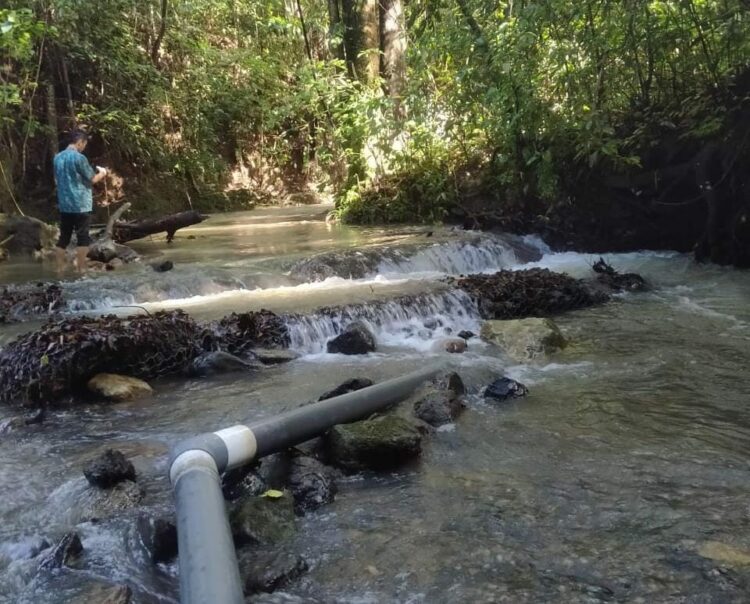 Salah satu pipa air minum yang dikeluhkan warga Tirawonua, Konawe yang dibiarkan tergeletak di permukaan air