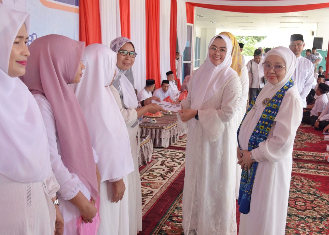 Wali Kota Kendari, Siska Karina Imran menyerahkan bantuan pada kegiatan Kendari Berdzikir