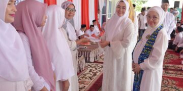 Wali Kota Kendari, Siska Karina Imran menyerahkan bantuan pada kegiatan Kendari Berdzikir