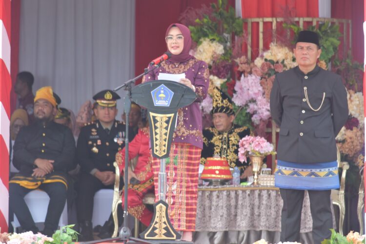 Wali Kota Kendari, Siska Karina Imran saat memimpin upacara peringatan HUT Kendari ke 194