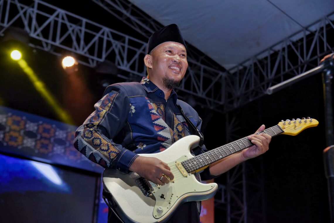 Wakil Wali Kota Unjuk Kebolehan, Memainkan Skill Gitar Bawa Lagu Bento di HUT Kendari 10 Wakil Wali Kota Kendari, Sudirman unjuk skill dimalam puncak HUT Kendari