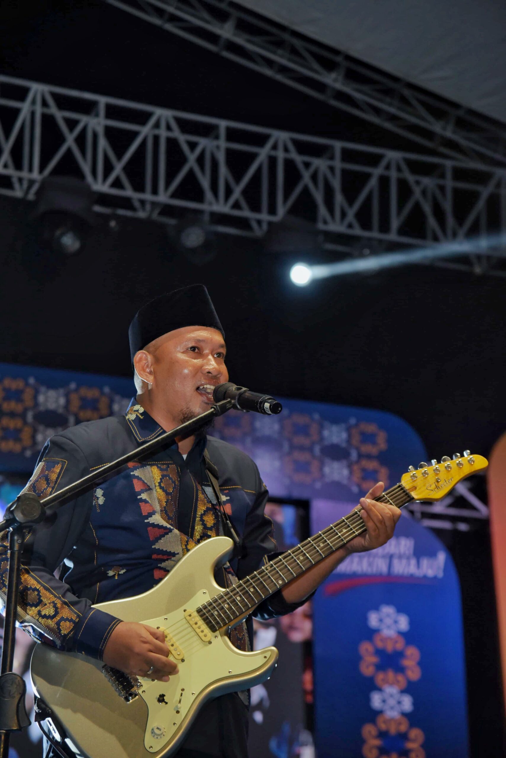 Wakil Wali Kota Unjuk Kebolehan, Memainkan Skill Gitar Bawa Lagu Bento di HUT Kendari 12 Wakil Wali Kota Unjuk Kebolehan, Memainkan Skill Gitar Bawa Lagu Bento di HUT Kendari
