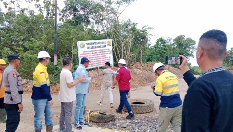 Pencabutan plang oleh Pemprov Sultra di jalan hauling PT Ifishdeco