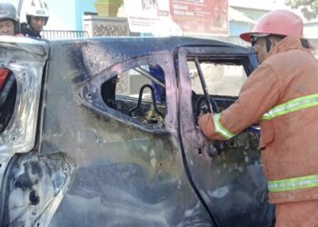 Mobil Daihatsu Sigra usai terbakar di depan SMP Unaaha, Konawe