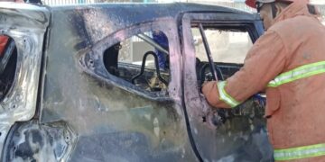 Mobil Daihatsu Sigra usai terbakar di depan SMP Unaaha, Konawe