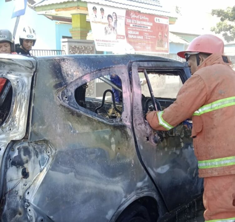Mobil Daihatsu Sigra usai terbakar di depan SMP Unaaha, Konawe
