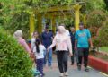 Wali Kota Kendari, Siska Karina Imran bersama Wakil Wali Kota, Sudirman mengunjungi Kebun Raya Kendari