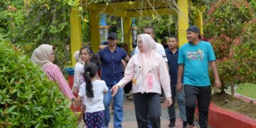 Wali Kota Kendari, Siska Karina Imran bersama Wakil Wali Kota, Sudirman mengunjungi Kebun Raya Kendari