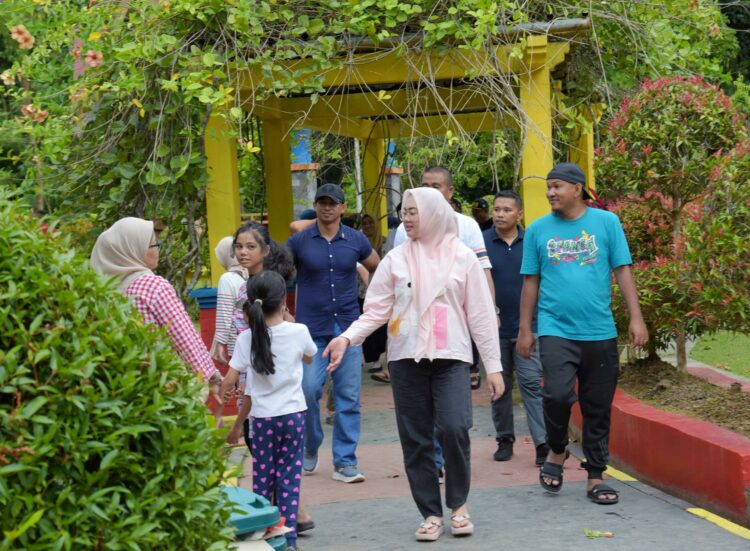 Wali Kota Kendari, Siska Karina Imran bersama Wakil Wali Kota, Sudirman mengunjungi Kebun Raya Kendari
